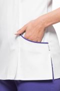 Biały żakiet medyczny Weronika – krótki rękaw i kontrastowe detale przy kieszeniach