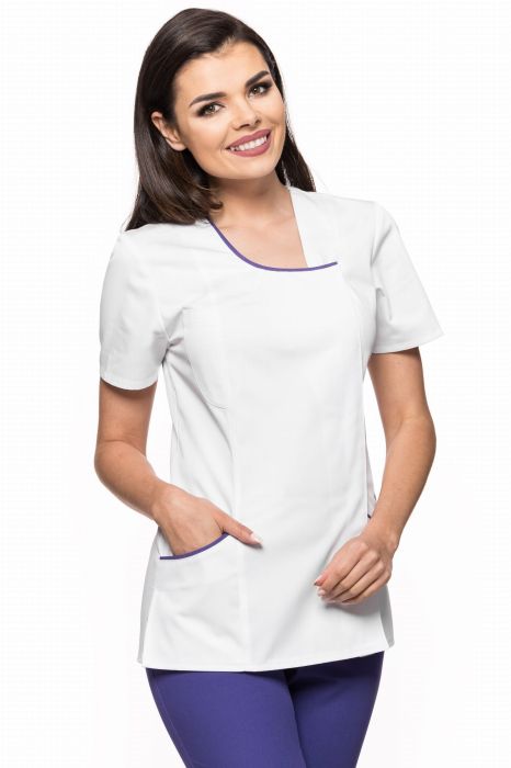 Żakiet medyczny Weronika biały – asymetryczny dekolt z kontrastową  plisą, widok z przodu