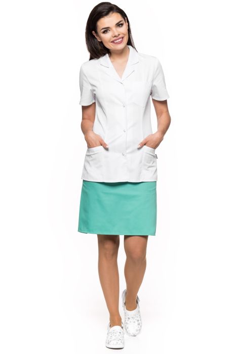 Żakiet medyczny Lidia II – klasyczny, lekko dopasowany fason z wykładanym kołnierzem i trzema kieszeniami.