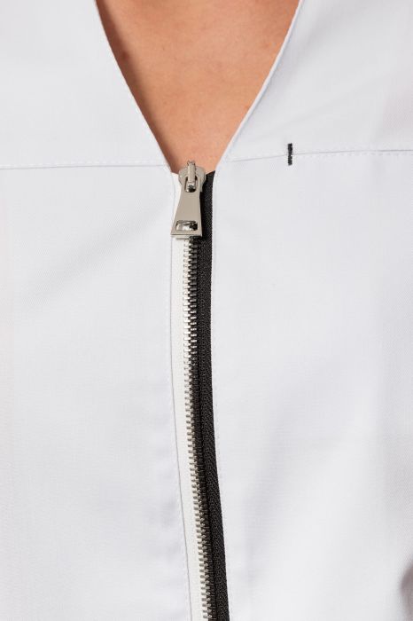 Żakiet medyczny Grażka – prosty fason z rękawami raglanowymi, trzema kieszeniami z kontrastowymi ryglami i dwukolorowym suwakiem.