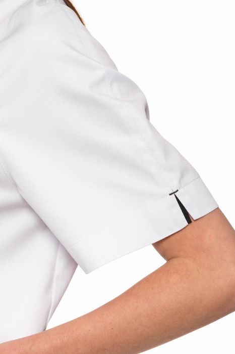 Żakiet medyczny Grażka – prosty fason z rękawami raglanowymi, trzema kieszeniami z kontrastowymi ryglami i dwukolorowym suwakiem.