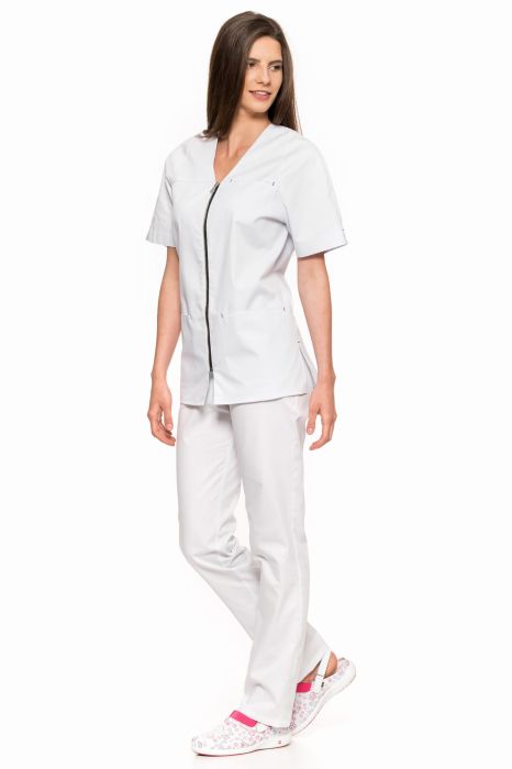 Żakiet medyczny Grażka – prosty fason z rękawami raglanowymi, trzema kieszeniami z kontrastowymi ryglami i dwukolorowym suwakiem.