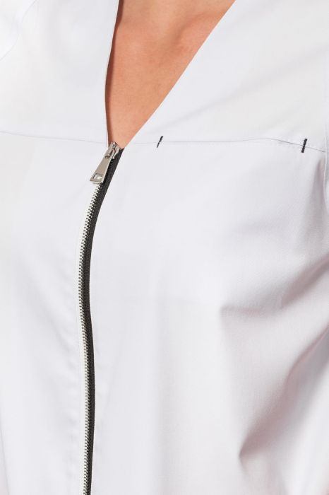 Żakiet medyczny Grażka – prosty fason z rękawami raglanowymi, trzema kieszeniami z kontrastowymi ryglami i dwukolorowym suwakiem.