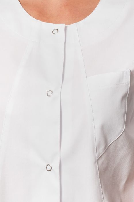 Żakiet medyczny Teresita – fason w linii „A” z kontrastową wypustką, asymetryczną kieszenią i luźnym krojem zapewniającym wygodę.