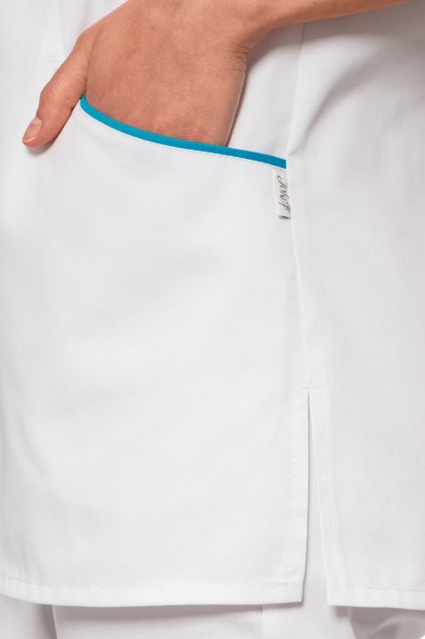 Żakiet medyczny Teresita – fason w linii „A” z kontrastową wypustką, asymetryczną kieszenią i luźnym krojem zapewniającym wygodę.