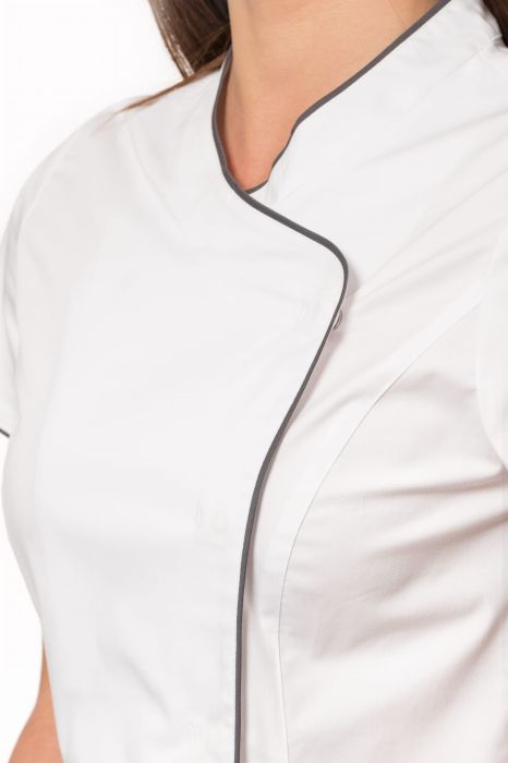 Sukienka medyczna damska – kontrastowa plisa wzdłuż asymetrycznego zapięcia