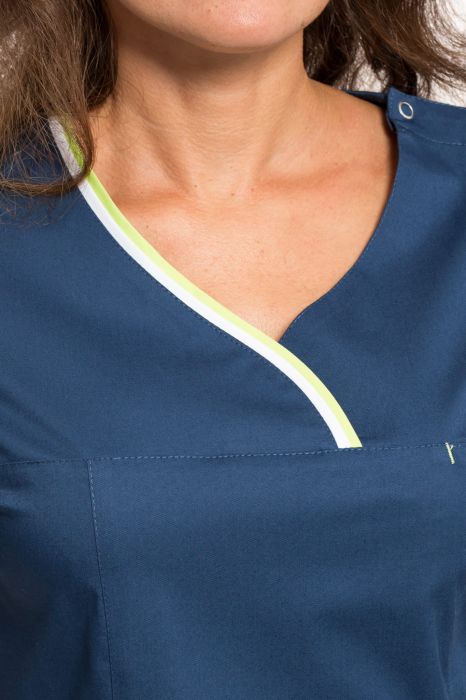 Bluza medyczna Dagna – dekolt łezka z kontrastową podwójną plisą