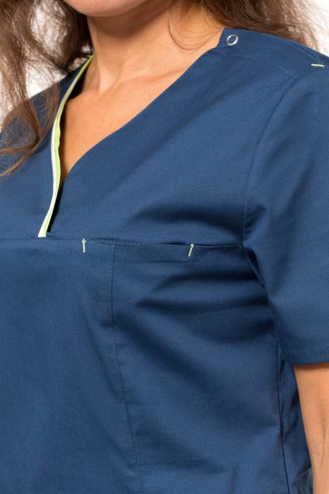 Bluza medyczna Dagna – dekolt łezka z kontrastową podwójną plisą