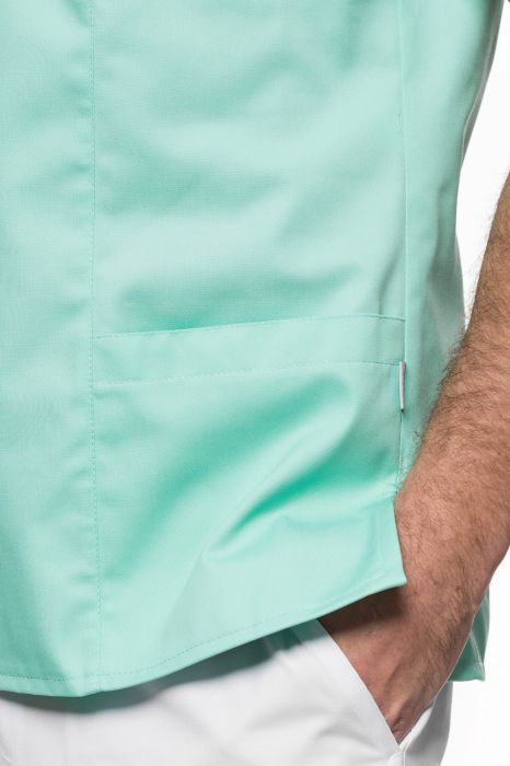 Bluza medyczna męska Robert – wkładana przez głowę, z dekoltem w serek, trzema kieszeniami i rozcięciami w bocznych szwach.