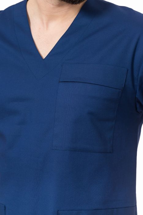 Bluza medyczna męska Irek – prosty fason z trójkątnym dekoltem, trzema kieszeniami z patkami i głęboko wszytymi rękawami.