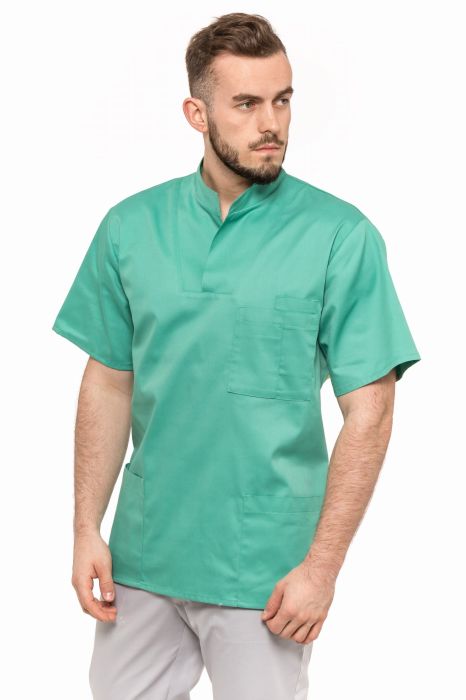 Bluza medyczna męska Daniel – luźny fason z prostą stójką, pięcioma kieszeniami i bocznymi rozcięciami.