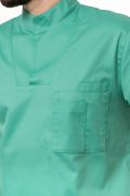 Bluza medyczna męska Daniel – luźny fason z prostą stójką, pięcioma kieszeniami i bocznymi rozcięciami.