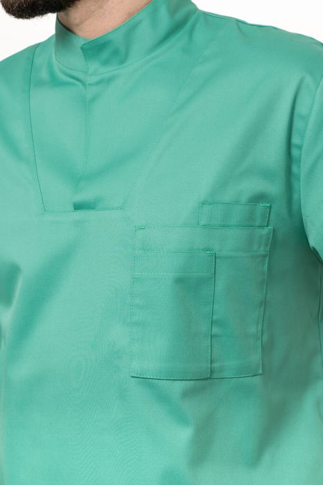 Bluza medyczna męska Daniel – luźny fason z prostą stójką, pięcioma kieszeniami i bocznymi rozcięciami.