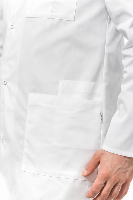 Fartuch medyczny męski Artur – klasyczny fason z wykładanym kołnierzem, zapięciem na napy i pięcioma kieszeniami, długość 100 cm.