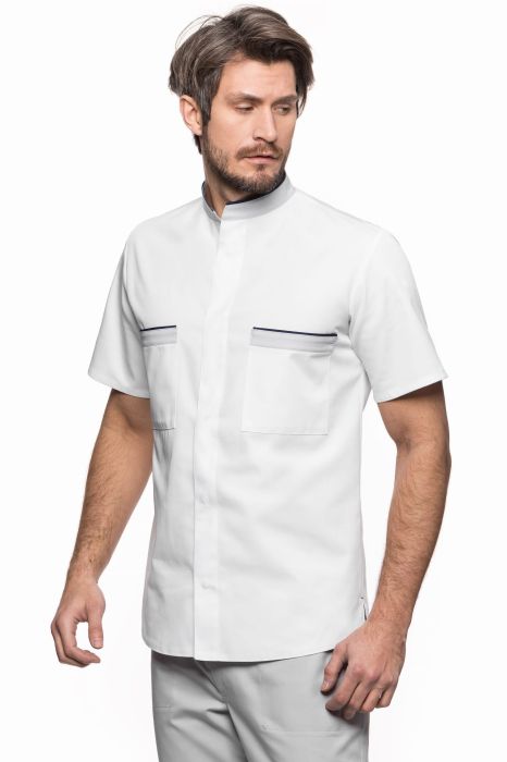 Bluza medyczna męska Igor – lekko dopasowany fason w sportowym stylu, z plisami na stójce i kieszeniach oraz bocznymi rozcięciami.