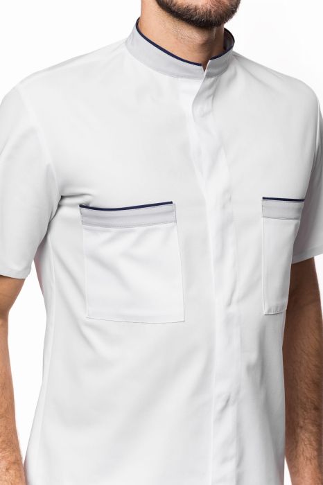 Bluza medyczna męska Igor – lekko dopasowany fason w sportowym stylu, z plisami na stójce i kieszeniach oraz bocznymi rozcięciami.
