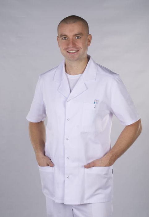 Marynarka medyczna męska Darek – prosty fason z wykładanym kołnierzem i trzema pojemnymi kieszeniami.