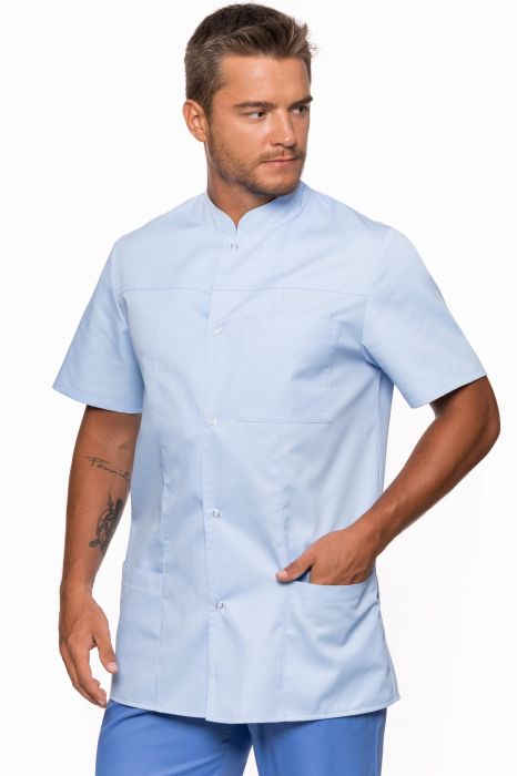 Marynarka medyczna męska Piotr – sportowy fason z odcinanym karczkiem, stójką, zapięciem na zatrzaski i trzema kieszeniami.