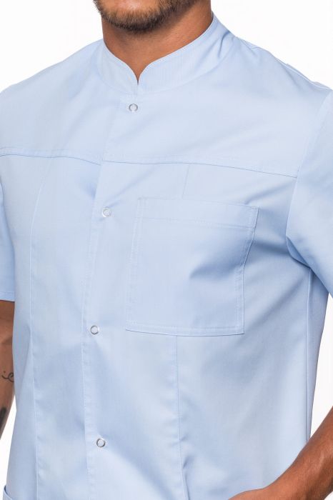 Marynarka medyczna męska Piotr – sportowy fason z odcinanym karczkiem, stójką, zapięciem na zatrzaski i trzema kieszeniami.