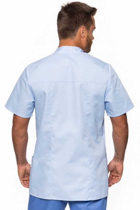 Marynarka medyczna męska Piotr – sportowy fason z odcinanym karczkiem, stójką, zapięciem na zatrzaski i trzema kieszeniami.