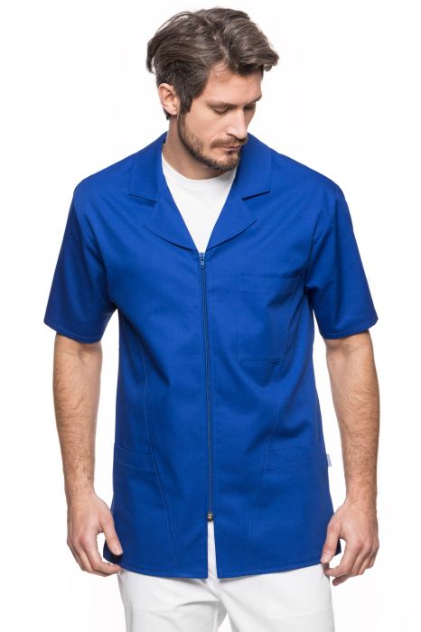 Marynarka medyczna męska Rafał – sportowy fason z suwakiem, wykładanym kołnierzem, trzema kieszeniami i bocznymi rozcięciami.