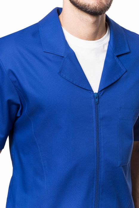 Marynarka medyczna męska Rafał – sportowy fason z suwakiem, wykładanym kołnierzem, trzema kieszeniami i bocznymi rozcięciami.