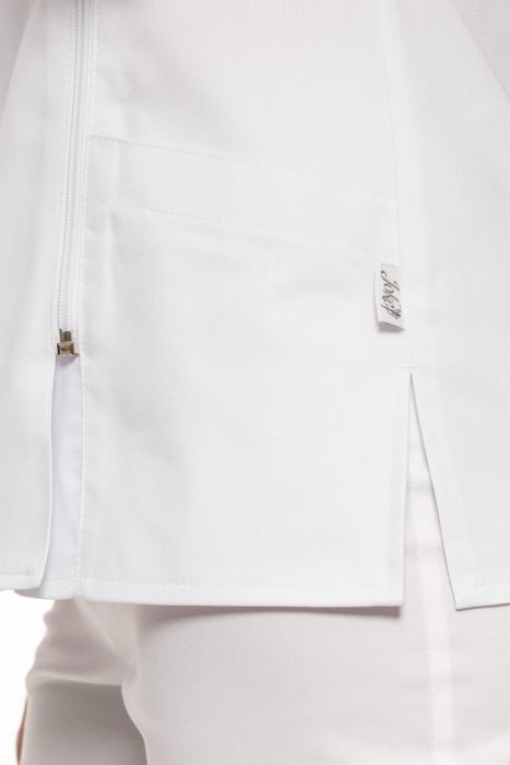 Żakiet medyczny Maria – nowoczesny fason z przesuniętym suwakiem, kolorowymi wypustkami przy dekolcie i trzema kieszeniami.