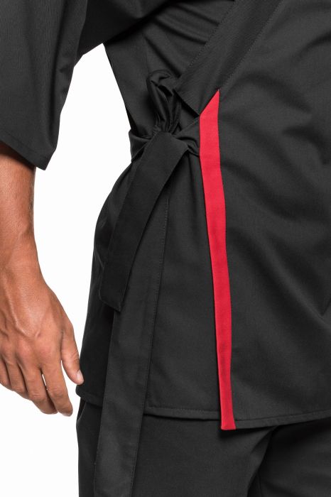 Czarna bluza gastronomiczna dla Sushi Mastera o kroju kimono z czerwoną wypustką i rękawem 3/4.