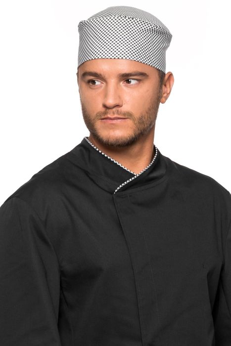 Furażerka gastronomiczna – klasyczne nakrycie głowy z gumką dla wygody i dopasowania.