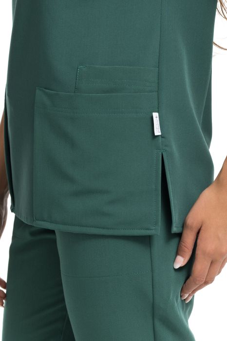 Zielona bluza medyczna GAJA – kieszenie dolne z dodatkowymi naszyciami, wygodny fason