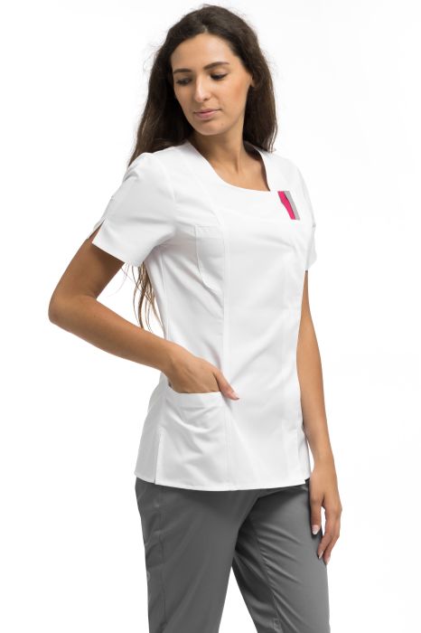 Żakiet medyczny z kontrastowymi plisami – widok z przodu