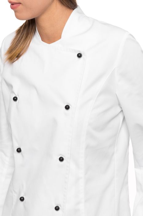 Detal bluzy gastronomicznej Aneta: zaokrąglona stójka i wywijane mankiety rękawów.
